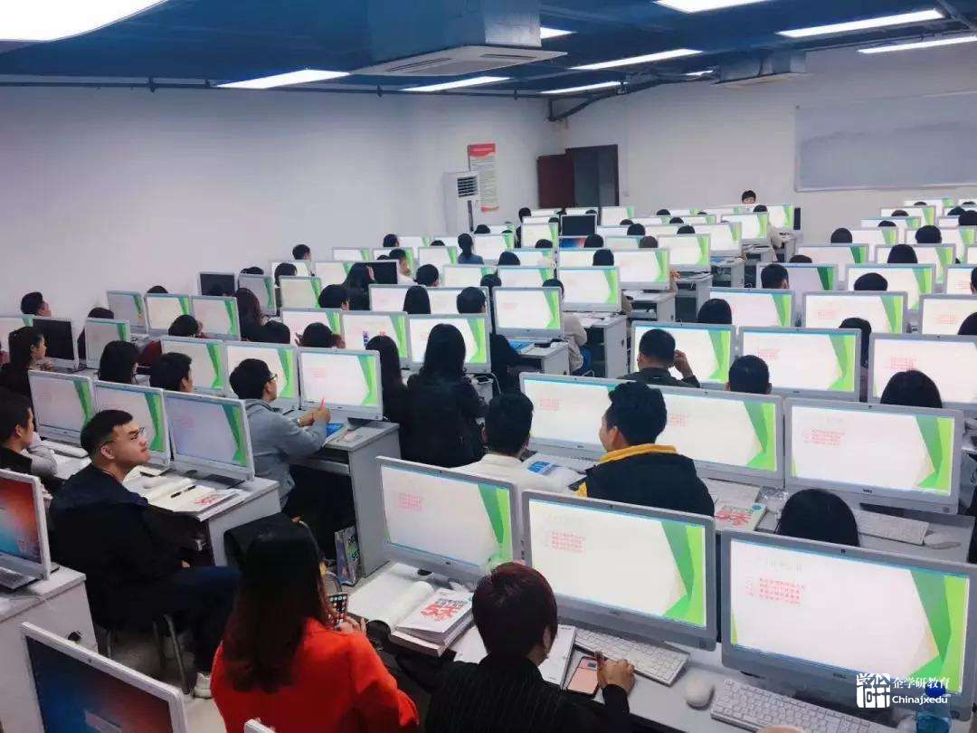 推動職業(yè)院校全面開展職業(yè)培訓(xùn)